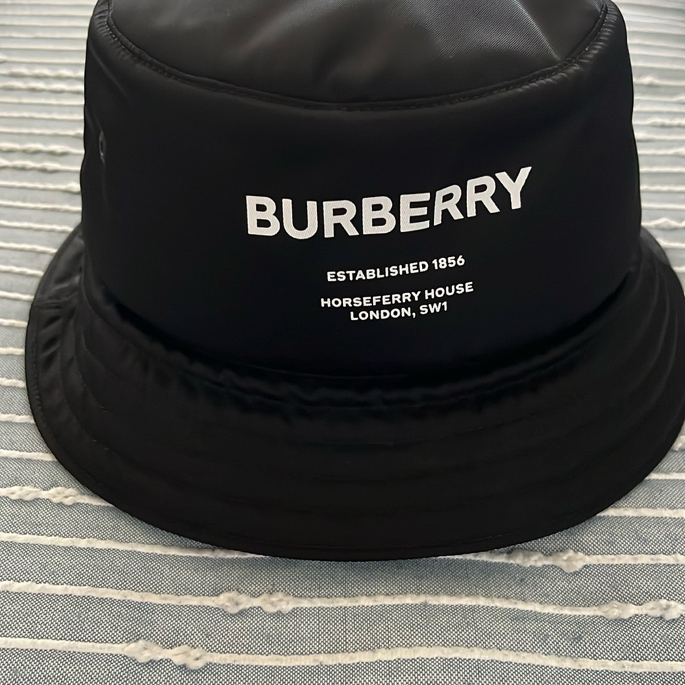Burberry bucket hat